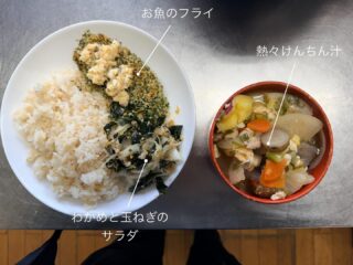 今日の #えんめし 

お魚のフライと、あったかけんちん汁！

夕方の全天候型スポーツ広場。
バスケ🏀にバドミントン🏸
まったり楽しむもヨシ👍
激しくやり合うもヨシ🔥

#えんめしぐらむ 
#フリースペースたまりば 
#フリースペースえん 
#子ども食堂 
#こども食堂 
#みんなの居場所 
#手づくりごはん
#みんなで食べると美味しいね 
#こどもまんなかやってみた
#不登校 
#居場所 
#川崎市 
#高津区 
#フリースペース 
#フリースクール