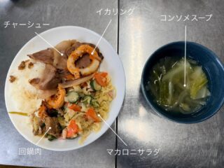 昨日の #えんめし 

なんだか大変混み合っている、事務所入り口です😅

#えんめしぐらむ 
#フリースペースたまりば 
#フリースペースえん 
#子ども食堂