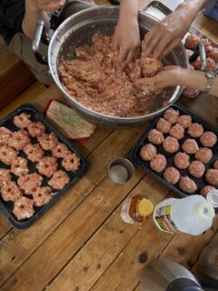 今日の#えんめし

丸いハンバーグだ😳❣️
えんのハンバーグはプレートに肉だねを敷き詰めてオーブンでブン！
そして四角く切り分けて食べるのが定番だったので、丸いのにテンション上がる人がちらほら🥰
協力してまぁるくしてくれました！美味しかったねー！

○ハヤシライスにハンバーグ
○キャベツのサラダ

#えんめしぐらむ 
#フリースペースたまりば 
#フリースペースえん 
#子ども食堂