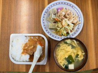 昨日の #えんめし 

11日は東日本大震災についてみんなで考える日！
この日は震災めしと言って、えんにあるものだけでえんめしをつくります。
レスキューフーズをみんなそれぞれつくって食べてみました。
発熱剤を入れて30分待つと、ほかほかの中華丼ができた！
美味しかった〜！
緊急の時にあったかいものが食べられるっていいよね〜。
玉ねぎのサラダとスープをつくったよ🍲

#こどもまんなかやってみた
#フリースペースたまりば
#フリースペースえん 
#子ども食堂