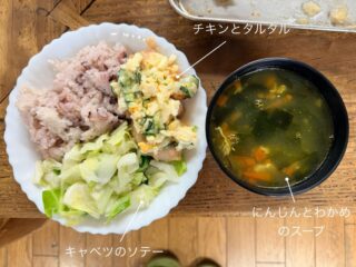 今日の #えんめし 

えんでちょっと座るのに使う台を、ぞうりにしようとしている人がいた…笑。

#こどもまんなかやってみた
#フリースペースたまりば
#フリースペースえん 
#子ども食堂