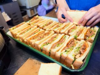 今日の #えんめし 

今日はチャーシューを使ってプルドポークなサンドイッチ🥪
バットにひしめき合うサンドたちの姿、圧倒される！

#えんめしぐらむ 
#フリースペースたまりば 
#フリースペースえん 
#子ども食堂 
#こども食堂 
#みんなの居場所 
#手づくりごはん
#みんなで食べると美味しいね 
#こどもまんなかやってみた
#不登校 
#居場所 
#川崎市 
#高津区 
#フリースペース 
#フリースクール