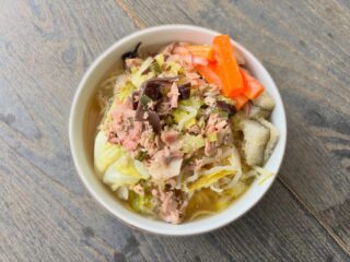 昨日の#えんめし

新年度はじまったねー！🤤✨

○ちゃんぽん風醤油ラーメン
○にんじんと玉ねぎのカラスミサラダ
○こもち昆布〜

夢パに現れたそりたつ壁！！
何回も立ち向かったり、手を使わずにのぼり切っちゃう人がいたり、のぼり方研究が始まったり。
みんなで挑戦の巻〜〜🕺🕺🕺🔥

#えんめしぐらむ 
#フリースペースたまりば 
#フリースペースえん 
#子ども食堂
