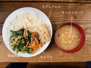 今日の #えんめし 

オニオンスープはチーズ入りで、まるでオニオングラタンスープのようでした🧅✨

「ヒマだけどやることなーい」と言っている子がいたので、お手伝いを頼みました。
視察などで使う資料をせっせと折る作業を手伝ってくれました。
大変助かる〜😭
えん会員のみなさんや、応援会員のみなさんのお手元に毎月届く、かわらばんやたまりば通信も、こうやってえんのみんなで一緒に折ったり封入したりしてます☺️

#こどもまんなかやってみた
#フリースペースたまりば
#フリースペースえん 
#子ども食堂