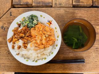 4/7(火)の #えんめし 

チキンのトマト煮とほうれん草のサラダ、スープ🍲
4/8に野球大会をやるってんで、チーム分けしてる紙があったのだけど、みんなそれぞれ称号？つけられてて面白かった🤣

#こどもまんなかやってみた
#フリースペースたまりば
#フリースペースえん 
#子ども食堂