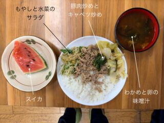 昨日の #えんめし 

最近えんでハンディ顕微鏡を出していて、床とかチラシとか、いろんなものを見てみました。
4枚目は、えんの床！
5枚目は、えんのいろり！
同じ木材だけど、全然違うんだね〜👀✨

#こどもまんなかやってみた
#フリースペースたまりば
#フリースペースえん 
#子ども食堂