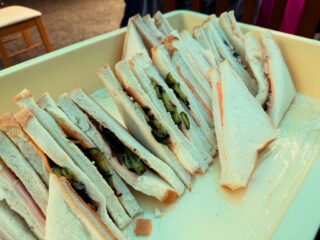 今朝の #えんめし 

合宿2日目の朝です☀️
朝ごはんは、みんなでサンドイッチを作りました🥪
そして昨日のご飯の残りをおにぎりにしておいたので、バーナーで炙ってみそやしょうゆの焼きおにぎり！
朝から火を起こしたり、燻製の準備をしたり、ゴミ拾いをしたり、バンガローではしゃいでいたり…

今日は川でたくさん遊べるかな？

#こどもまんなかやってみた
#フリースペースたまりば
#フリースペースえん 
#子ども食堂