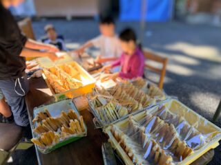 今朝の #えんめし 

本日の朝食も、サンドイッチ🥪
しかも昨日のBBQで焼いた肉や野菜をサンドしたスペシャルサンド！
最終日はピッカピカの晴れで気持ちいい！

昨日の雨の中では、麻雀してる人たちがいたり、アートを楽しむ人たちがいたり、布に布用絵の具でにじみ絵みたいな芸術を爆誕させている人たちがいたり、残った炭のカケラと布で水のろ過装置作っている人たちがいたり…
雨でも雨なりに楽しく過ごしたみんなでした☔️✨

#こどもまんなかやってみた
#フリースペースたまりば
#フリースペースえん 
#子ども食堂