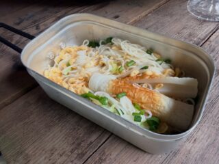 今日の #えんめし 

今年の夏合宿最後のごはんは、素麺、うどん、蕎麦、お好きなものをお好きなトッピングで！
冷凍していた1日目のカレーも温めて、カレーうどんにしている人も🤤
最終日はめちゃくちゃ晴れて、よっしゃー！川だ！とみんな川に向かいました。
飛び込みはもちろん、水切りに熱中する人たち、冷えた体を岩の上で温める人、ホットストーンセラピーみたいなことしている人たち、ビーチバレーでラリーの記録を更新していく人たち、合宿中に入念にネタ合わせをして漫才を披露してくれた人たちもいました。
最後はスイカ割りで締めくくり！
パッカーン！と見事にスイカが割れて、大盛り上がりでした🍉✨
そしてみんなでキャンプ場を綺麗に掃除して、西丹沢大滝キャンプ場をあとにしました。

疲れている人もいるだろうけど、おうちに着くまで、そして明日の片付けまでが合宿だから頑張ろうね😤
大きな怪我や事故もなく終えることができて本当によかった！😌❤️
みんなで夏合宿に行けて最高に楽しかった！☺️

#こどもまんなかやってみた
#フリースペースたまりば
#フリースペースえん 
#子ども食堂
