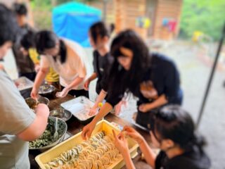 今夜の #えんめし 

合宿2日目の夜は、BBQ！
合宿に行く前のミーティングで、夕飯に餃子をつくって食べたい！との声があり、みんなで餃子工場やりました🥟
みんなの思う餃子の形に包んで、200個つくりました！
その他、焼きとうもろこし、定番の焼きそば、お肉やお野菜各種、昼のうちに仕込んで野菜と一緒にダッチオーブンで焼いた丸鶏、これまた昼のうちに仕込んだ燻製各種…
バラエティに富んだBBQとなりした！

夜は午後から降り続く雨で、「花火は無理かもね…」とみんなで話していましたが、ご飯を済ませて一段落していたら、スッと雨が止み…
今だー！と言わんばかりの短期集中型で花火をみんなで楽しみました。

歯磨きなどを済ませてそろそろ寝ようかな？と思っている今現在は、また雨が降り始めています。
奇跡の花火タイムでした🎆

明日は最終日。
念願の晴れ間が見えそうな天気予報なので、最後は思いっきり川遊びしたいね！
そう願いつつ、おやすみなさ〜い🥱

#こどもまんなかやってみた
#フリースペースたまりば
#フリースペースえん 
#子ども食堂